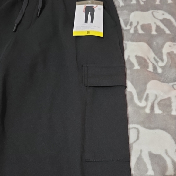 Mondetta Black Cargo Pants for Men - Picture 2 of 5